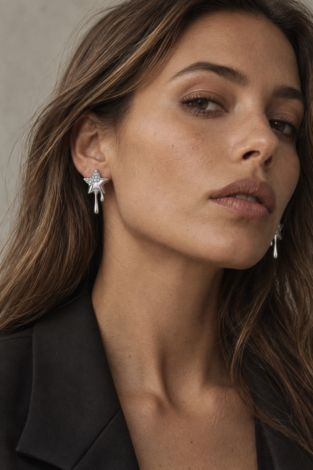 What Jewellery to Wear With a Blazer