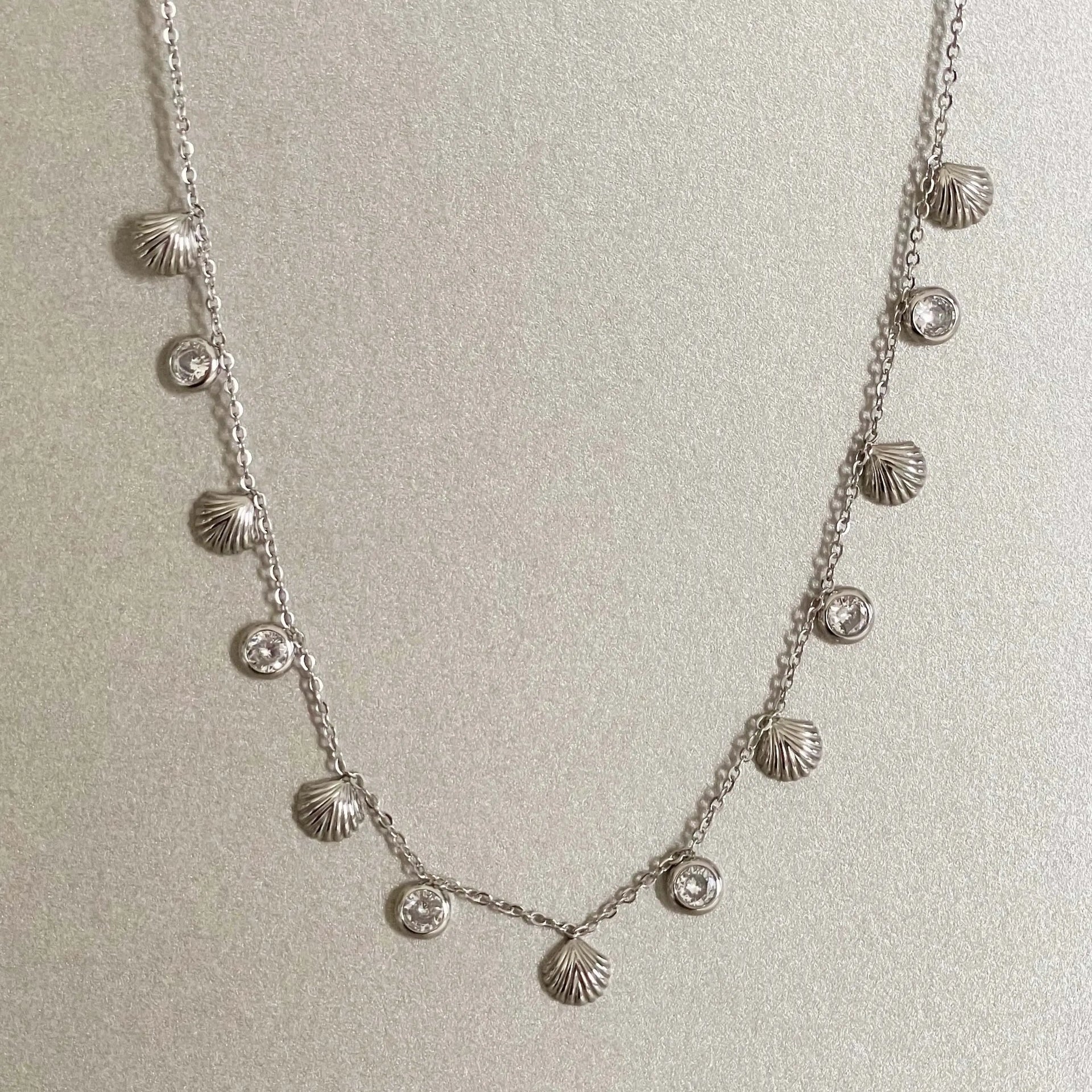 Hanaali Tone Shell Necklace